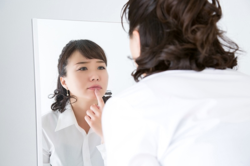 唇に口内炎ができる原因と治し方
