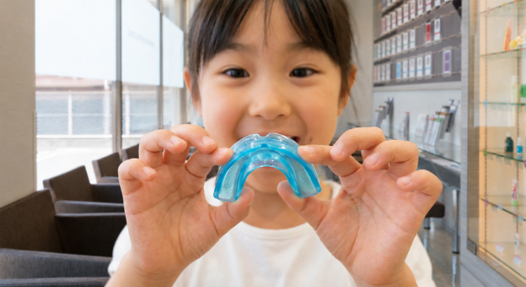 プレオルソを持って笑顔の子供