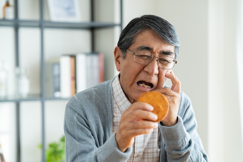 インプラントか入れ歯、結局どっち?失敗しない選択ポイントを徹底解説!