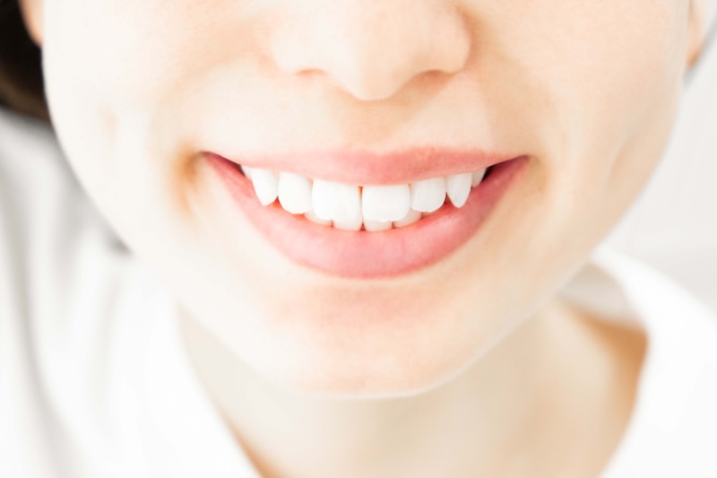 八重歯はかわいい?それとも危険?原因と放置リスク、 治療・予防方法を徹底解説