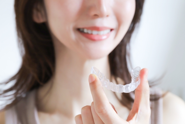 インビザライン矯正後に後戻りしやすい人の特徴と予防法