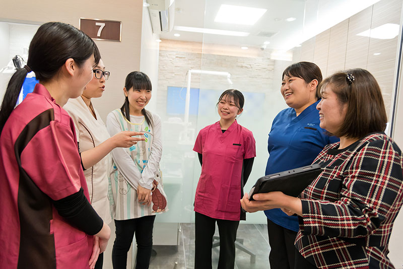 女性歯科医師　朝礼風景